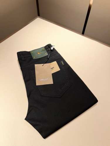 Burber*Y巴*莉 2025早春新品男士高端休闲百搭牛仔裤！对于Bur粉丝来说，这样大气的经典设计足矣一眼种草，是今年Bur所有牛仔裤当中最帅的一个系列，我