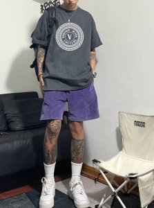 上新 范思哲经典短袖T恤 标志Logo极简的设计转化为服装语言 就如这件基础短袖T恤 有着极其细腻的面料质感 平淡中无处不透入极简高级质感 简单 个性 品牌辨识