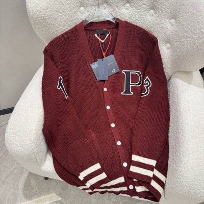 prada普拉达 prada 普拉达24Ss1913刺绣开衫 采用粗纺膨体棉纱 与普通棉相比膨体棉会有种蓬松柔软的手感 版型蓬松 1319和p的图案贴布经过专业
