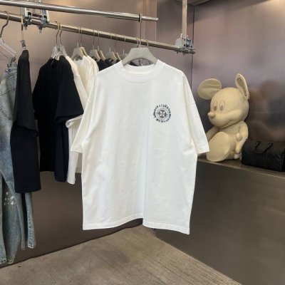 克罗心 春夏限定款，定制织梦雅韵罗纹棉 质感细腻 舒适贴肤 以纯黑之色 诠释着优雅 标志性地标识跃然衣上 低调却醒目 彰显独特身份与魅力 凸显肩部线条 感受由内
