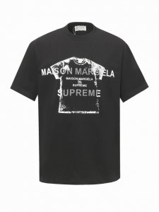 Supreme X Mm6 Maison Margiela款联名款T恤短袖 作为近年来最受时下年轻群体欢迎的品牌之一，Mm6继承了根植于Maison Margi