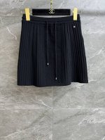 高版本出货啦 香家提花抽绳半裙 2025早春度假系列 抽绳系带设计 精致双C徽标点缀 立体编织提花纹理 温柔减龄高级 定制棉质混纺面料 柔软舒适 高腰A字裙版型
