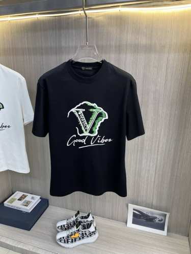 Versace范思哲 2025Ss春夏最新款短袖T恤出货啦 2025新款T恤 高版本专用面料 高克重纯棉丝光面料 上身舒适不失挺阔 针脚刺绣工艺 数字印花 植绒