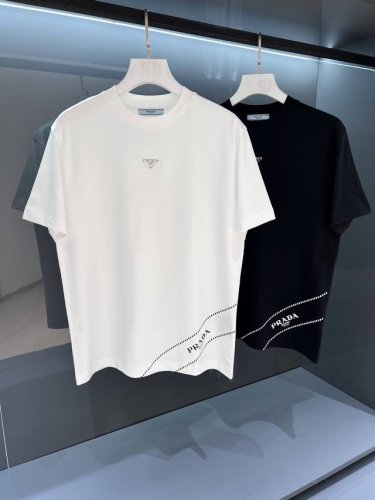 新品 签名短袖 经典印花 2025夏季新品Pr*Da 男士圆领印花字母Logo 短袖T恤 。Os设计裁剪,兼具个性时尚范儿,与生俱来的不平凡.单穿内搭皆适宜 极