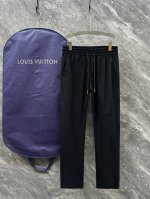 驴 经典老花拼接休闲裤、代工厂P出品。 早春新品。 定制面料 悬垂感好、有弹性透气性好。 经典老花提花拼接松紧腰与裤口、中直筒、设置抽绳、两侧斜插、背面饰有单口