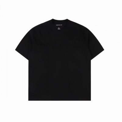 calvin Klein 刺绣及模糊Ck印花短袖 原版打版，耗时一个多月，一体的工艺-莱卡面料质感非常细腻 ，260的高克重穿上挺括有型，手感柔软平滑 弹性最好