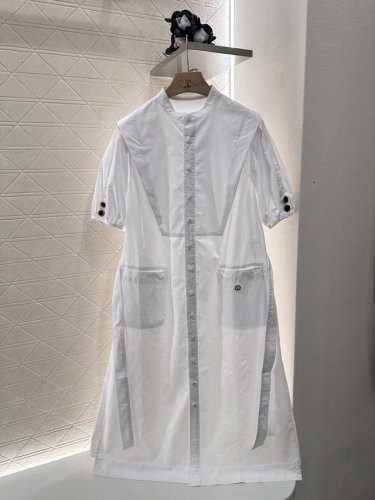 louisvuitto*2025新品上架 圆领襟扣腰带连衣裙 定制Yb斜纹全棉材质 质感舒适 垂顺有型 纽扣开襟短袖连衣裙 收型舒适 腰间直筒版型配本布腰带调节