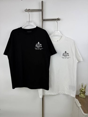 款号A11 新款prada 普拉达 25Ss印花后背金属烫花短袖T恤 春夏最新砖柜同步 Os落肩版型 时尚又个性 超级百搭好看的一款 男女都非常合适 人手必备款