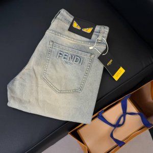 款号：D271 Fendi芬迪25春夏新款印花字母水洗时尚休闲直筒小脚牛仔裤 海外贸易公司限量订购，欧洲直发，精品稀出数量有限。 颜色#水洗蓝 尺码#29 30