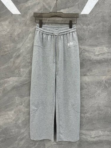 25春夏新款Martin Margiela Mm6印花轻柔纯棉休闲裤，高端男士必备直筒抽绳卫裤。特供顶级渠道分享，宽松直筒的休闲版型，后口袋贴布标签Logo点缀
