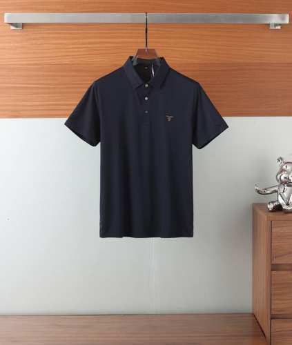 新品 普拉达Prada桑蚕丝Polo翻领短袖T恤春夏新款延续经典 商务休闲翻领Polo恤.经典的设计 今年的变化采用条纹织带点缀，让整体更具细节感 合体的版型，