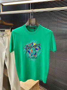 versace- 范思哲 系列 Vip高级定制 2025春夏季新款短袖 百搭款式 任何人都可以轻松驾驭 面料全订制 高定一等品桑蚕丝伊力特面料 面料手感柔软，上