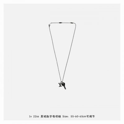lv钥匙字母项链，项链性价比王，休闲绅士风，Logo字母搭配钥匙吊坠，钥匙刃镶嵌三颗不太耀眼钻石低调奢华，整个项链是偏黑做旧的设计，质感超赞样式非常好看，不容易
