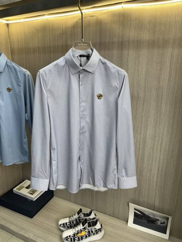 Versace范思哲 2025Ss春季新品长袖衬衫 时尚有型 简约百搭款 版型挺括 经典品牌Logo 新工艺搭配 穿着舒适 纱织细腻 上身帅气十足 三标齐全 所