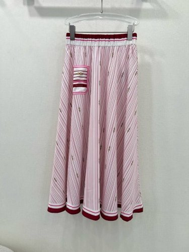 Gucc* 25夏季新款拼接腰头 统体细条纹和绳扣印花 马卡龙色系 平添夏天氛围感 整体计拉长人体比例 加大裙摆 丝滑舒适 百搭单品 ！宽松版型完美纤瘦版型时髦