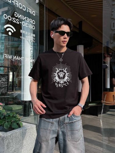 versace 范思哲 2025年春夏新品上新 三标齐全 260冰潮棉圆领短袖T恤 好货不用过多介绍 看细节 专柜码数：M-Xxxl 175 140建议L