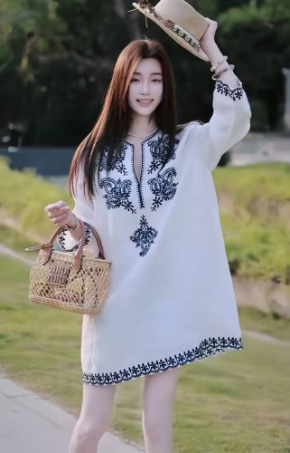 压轴高货 复古高级感气质刺绣连衣裙 领口呈V领设计，增添几分精致感。其上以深蓝色丝线绣出精美花纹，袖口与裙摆处也有同色系花纹装饰，整体洋溢着浓郁的民族风情与文艺