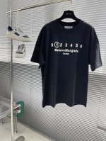 Mm6 马吉拉 25Ss新款圆领短袖T恤 数字数码直喷发泡印花 效果杠杠的 面料定制定染 300克100%纯棉短袖 手感非常舒服 超级百搭好看的一款短袖 三标齐
