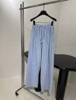 新品条纹拉绒直筒休闲裤 定制色织条纹拉绒面料 松紧腰头 配抽绳 主打基本款服饰单品，注重考究线条、利落修饰和华贵面料。不含任何品牌元素，以大胆的廓形、精巧的剪裁