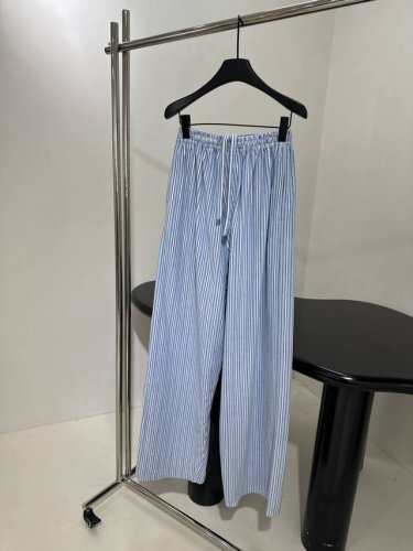 新品条纹拉绒直筒休闲裤 定制色织条纹拉绒面料 松紧腰头 配抽绳 主打基本款服饰单品，注重考究线条、利落修饰和华贵面料。不含任何品牌元素，以大胆的廓形、精巧的剪裁