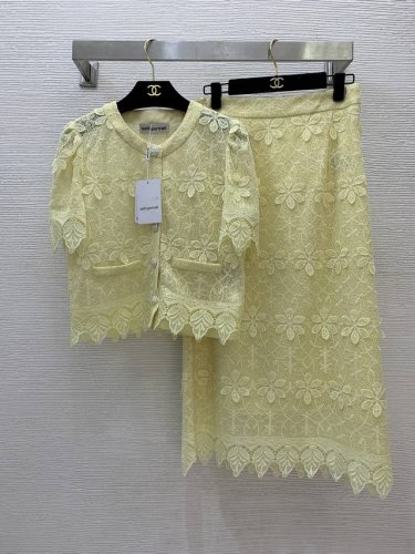 款号G25050974 Self-Portrai*新款Sp家新款高端定制气质优雅时尚两件套装！立体花朵装饰系扣圆领Pp长款高腰A字半身裙！黄色， M码：肩宽35