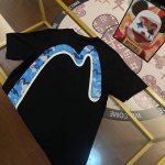 Ev23Ss男士标志标语迷彩大M印花短袖 2Eshtm3Ts548Xxctowht件短袖胸前印有标志及标语印花。背后则是海鸥形式大M，别具风格。搭配牛仔裤穿搭，