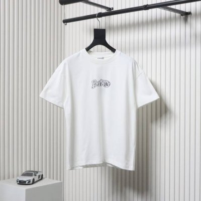 burberry 巴宝莉 25Ss 草写字母植绒Logo短袖T恤 选用平织棉面料打造，点缀焕新演绎的复古感典藏徽标植绒印花，于1912年首次亮相使用；宽松版型，