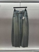 2680 Spring And Summer ！Loew*，彩色刺绣Logo弯刀裤， 进口纯棉牛仔面料，洗水颜色超赞。 弯刀版型，遮肉显瘦！ 时髦感十足！ 三码