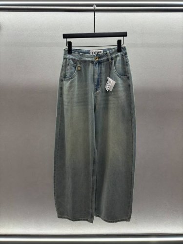 2680 Spring And Summer ！Loew*，彩色刺绣Logo弯刀裤， 进口纯棉牛仔面料，洗水颜色超赞。 弯刀版型，遮肉显瘦！ 时髦感十足！ 三码