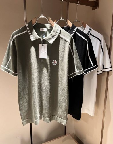moncler蒙家 2025春夏最新的贸易订单针织短袖T恤，全品相！！网红款！工艺采用胸前徽章设计！上身舒适透气，不僵硬，整体有着丰富的立体感，品质出口订单，胸