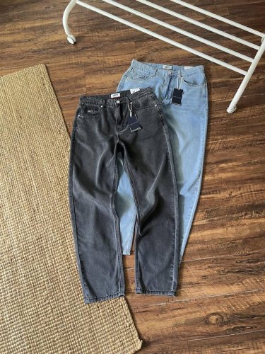 Tommy25新款春夏男装休闲复古磨白浅蓝色水洗宽松锥形薄款牛仔裤20979，线上900+，天丝牛仔面料！太顶了！夏天可以穿的牛仔裤！莱赛尔含棉天丝混纺面料！垂