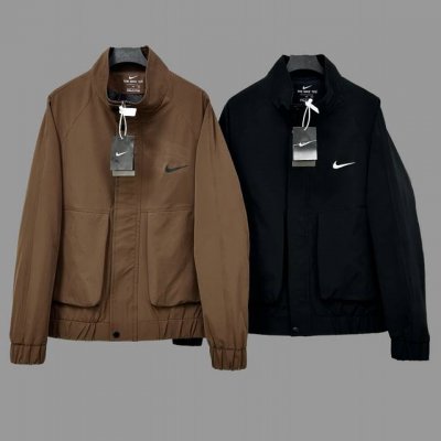 新款Nike耐克小标工装飞行夹克，男女情侣款，前两侧工装大口袋时尚有型。做工精细。胸前立体Logo。全部实拍图细节满满 非常火爆！柜子同款！还原客供面料！高逼格