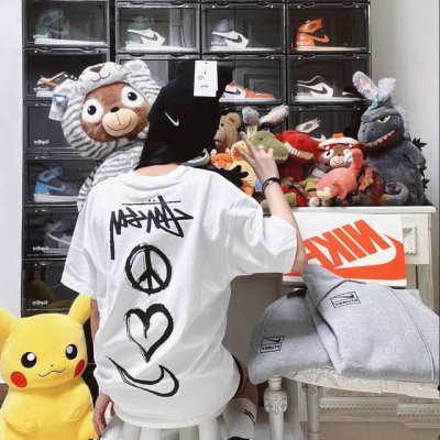 耐克Nike X 斯图西Stussy 爱心联名涂鸦情侣短袖 穿上就是舒适自在 减龄又显瘦的存在，慵懒而随性，结合干净简单的色系就特别耐看，适合日常穿着～复古标识