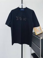 款号：D131 Lv路易威登手工滚珠亮片工艺 短袖T恤 采用280克100%纯棉 精梳双纱面料， 螺纹采用 1*2精棉320克螺纹，硬挺柔软；同缸同染 色差控制