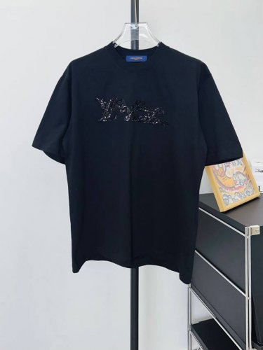 款号：D131 Lv路易威登手工滚珠亮片工艺 短袖T恤 采用280克100%纯棉 精梳双纱面料， 螺纹采用 1*2精棉320克螺纹，硬挺柔软；同缸同染 色差控制