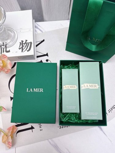 海蓝之谜精粹水修护精华两件套 “宠爱自己，从深海开始。海蓝之谜，献给懂得珍爱自己的你，愿你每一天都光彩照人。”无论是送给自己还是他人，海蓝之谜都象征着奢华与呵护