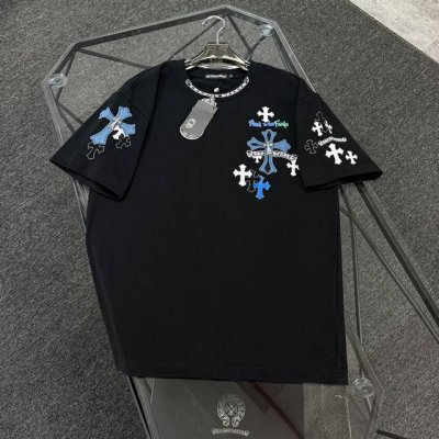 高版本Chrome Hearts克罗心 贴布+金属十字架短袖！十字开模微标 全部手工一个个缝制上去的 相当费时费力。这件短袖质感真的绝， G纯棉面料，所有袖口