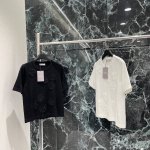 Erdo* 2025夏季新款 浮雕立体花朵针织短袖T恤 通过刺绣工艺打造出浮雕花朵图案，花瓣由密到疏，体现出柔和的渐变层次，立体花蕊点缀其中，丰富了整体工艺效果