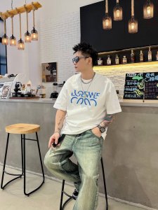 罗意威 新款字母印花双层重工短袖T桖 字母图案不管是T桖还是卫衣都是每年的爆款单品 前幅大面积印花采用大康丽数码印花机直喷 成本极高 经过多次的调试打版图案色差