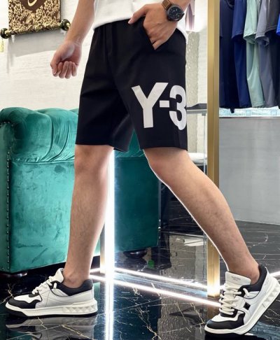 Y-3 山本耀司25S夏季新款字母百慕大运动休闲短裤，极具品牌代表性的王牌短裤！Y-3印花设计.无疑是最最值得人手的单品.面料采用高端锦棉面料.紧密细致的织造工