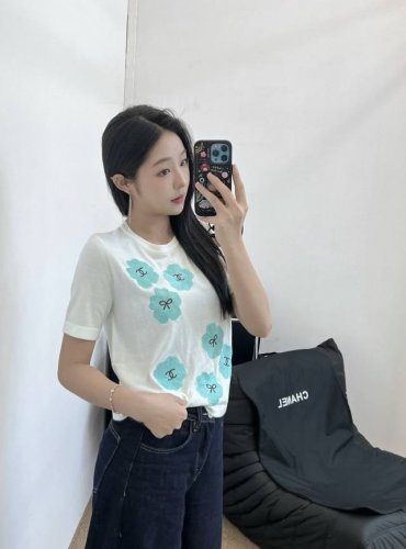 小香 25夏季新款 花朵刺绣针织上衣 通体细腻肌理 精细工艺彰显高端设计风格 配合刺绣工艺定位勾勒双C字母和花朵元素图案 丰富细节 设计亮点让简单的基础款式 秒