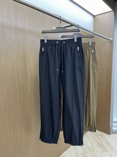 Bbr 2540 春夏休闲裤子 美学的焕新诠释,演绎浓郁的格调型时尚风范,细节感和设计感强悍.经典品牌标识做为色彩搭配,演绎经典的品牌时尚,为整体造型增光添彩.