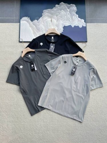 D家25年夏季新款男士户外运动速干T恤短袖！ 面料采用速干布料，穿起来凉嗖嗖的，特别舒服。轻柔、软弹、速干、透气、防晒、防臭 炫酷工艺， 迪桑特品牌硅胶立体印花