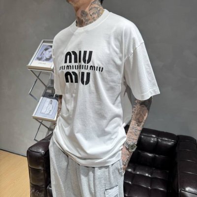 新款Miu Miu 新款T恤 面料采用顶级原版精梳棉洗水面料 立体印花图案设计 时尚潮流 顶级的做工 高端品质 男女同款 尺码 S-2Xl