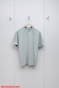 l844 Dr迪奥 2025新款经典字母做旧破洞印花Logo短袖男女同款 这款 T 恤采用棉质竹节平纹针织面料精心制作。胸前饰以灰色 Cistian Coutu