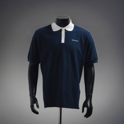 Miumiu 缪缪 25Ss 小刺绣polo短袖T恤 翻领polo衫平纹针织绣花 胸口饰有撞色标识 刺绣徽标 经典polo版型 翻领设计 罗纹领口，下摆和袖口