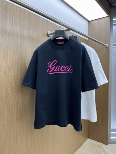 guc Ss夏装新品 专柜在售 最新系列图案Logo短袖T恤 必须人手一件的节奏！ 进口顶极精梳棉面料，极为亲肤舒适 摸上去非常的细腻，质感很好，完美体现立体感
