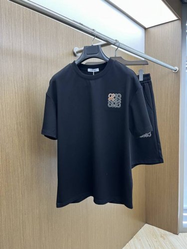 超级爆款 套 Loe 高端定制 2025春夏新款首发专柜最新款短袖短裤休闲套装 高端订制 设计前卫时尚 品牌Logo重工艺设计 高端定制纯棉面料.手感柔软.穿着
