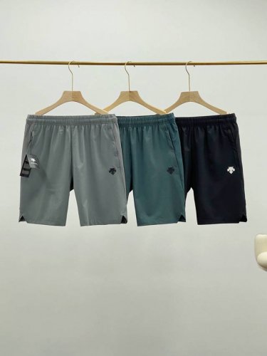 descente 迪桑特*男士机能户外与城市休闲于一体的超强男士梭织速干短裤 拿到手就知道有多值了，延续了集运动跑步的专业性能，又有城市休闲风格 裁剪版型拿捏的