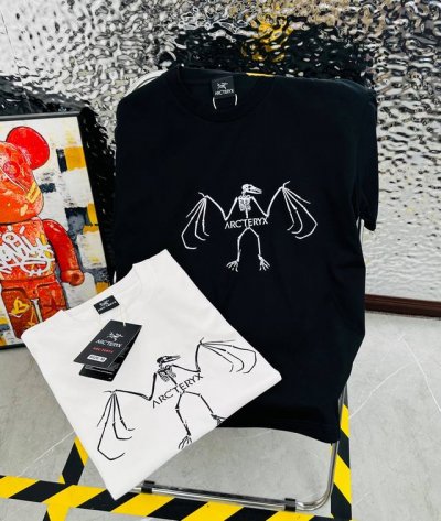 Arc‘Teryx 始祖鸟25夏季新款印花休闲宽松情侣款 短袖T恤D1014 细节:版本一比一复刻，吊牌 领标 水洗。 面料：采用40织双纱320克面料，原版1